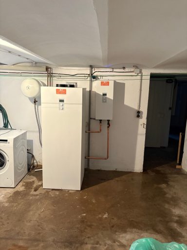 Komplette Heizungsanlage im Technikraum 