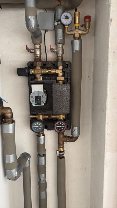 Rohrinstallation mit Heizungsventilen